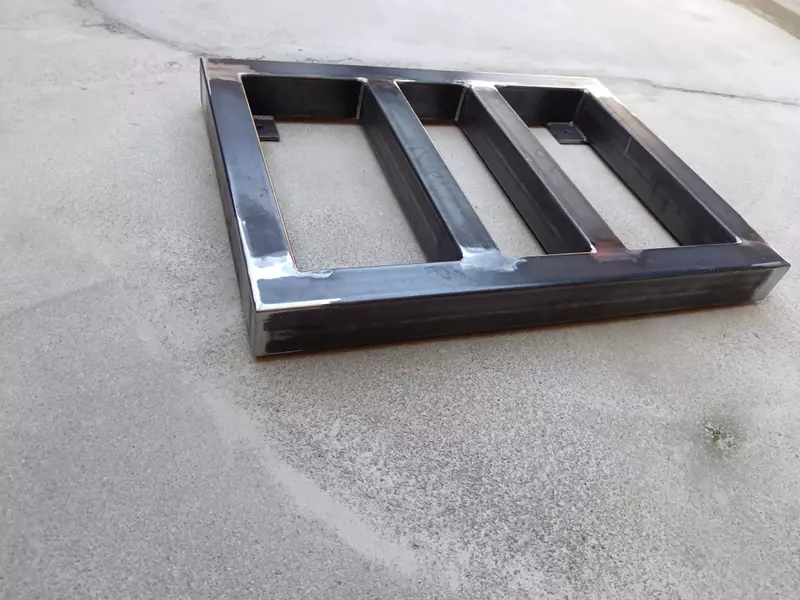 Industrial steel skid frame with a compact low-profile design, precise outer geometry and integrated crossmembers. The fabrication emphasizes clean joint preparation, consistent welding and a solid, production-oriented construction.webp